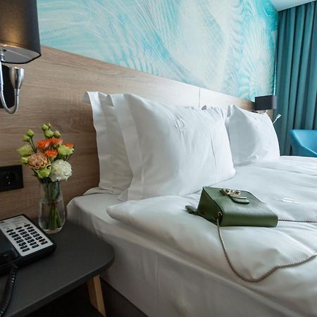 Premier Hotel Odessa Quarto foto A telephone in a hotel room
