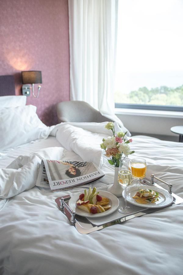 Premier Hotel Odessa Exterior foto Room service